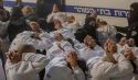 من لأسرى فلسطين  وقد نصبت لهم  أعواد المشانق؟!