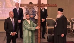 لا دنيا أصابوا  ولا ديناً أبقوا